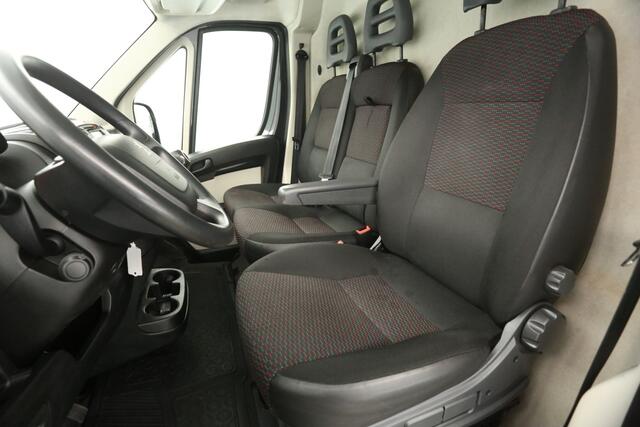 Peugeot BOXER 335 2.0 BlueHDI L2H2 164PK Airco Camera Cruise Trekhaak Navigatie PDC 3 Persoons LED Imperiaal