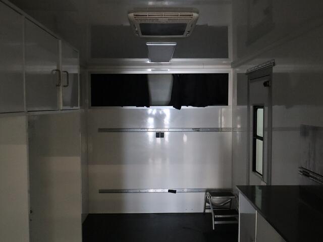 Peugeot BOXER 2.0BlueHDI 160PK Bakwagen Speciaalbouw | Navigatie | Airco | Inrichting