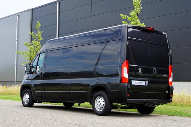 Peugeot BOXER 335 2.2 BlueHDi 165 L3H2 Premium 1e eigenaar |Topstaat |Camera |Cruise |Navi |Trekhaak |Metallic |3500 KG |EURO6 |Bluetooth |BPM vrij |Mooie Camperbasis