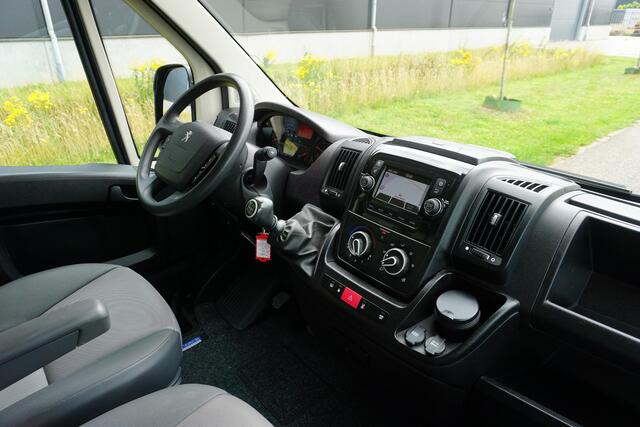 Peugeot BOXER 335 2.2 BlueHDi 165 L3H2 Premium 1e eigenaar |Topstaat |Camera |Cruise |Navi |Trekhaak |Metallic |3500 KG |EURO6 |Bluetooth |BPM vrij |Mooie Camperbasis
