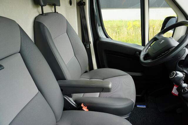 Peugeot BOXER 335 2.2 BlueHDi 165 L3H2 Premium 1e eigenaar |Topstaat |Camera |Cruise |Navi |Trekhaak |Metallic |3500 KG |EURO6 |Bluetooth |BPM vrij |Mooie Camperbasis