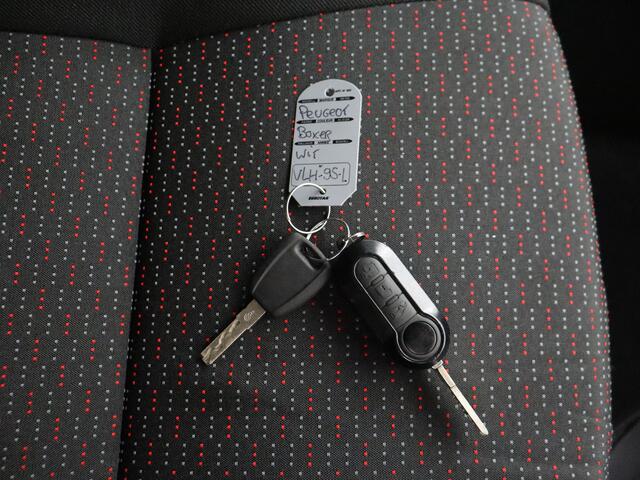 Peugeot BOXER 2.2BlueHDi 120PK L3H2 Premium | Navigatie | Airco | Camera | 3-Persoons | Betimmering