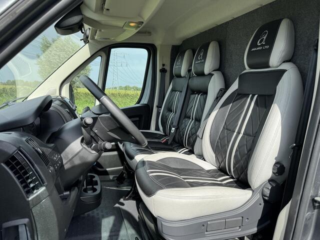 Peugeot BOXER Allure Sport Paardenwagen 2.2 HDI 165pk | 1640kg laadvermogen | 3-zitplaatsen | Trekhaak | Lederen bekleding | Navigatie | Climate | Videobewaking |