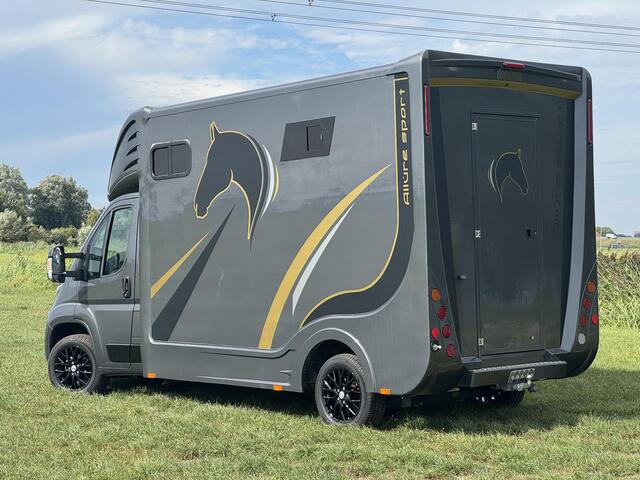 Peugeot BOXER Allure Sport Paardenwagen 2.2 HDI 165pk | FINANCIAL LEASE PRIJS INCL. AANBETALING & SLOTTERMIJN (ZIE TEKST) | 1640kg laadvermogen | 3-zitplaatsen | Trekhaak | Lederen bekleding | Navigatie | Climate | Videobewaking | Achteruitrijcamera