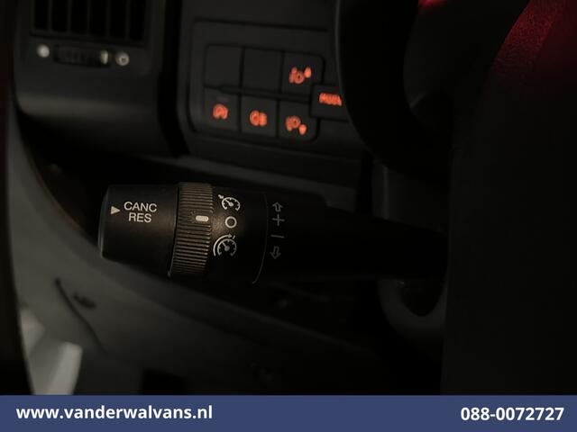 Peugeot BOXER 2.2 BlueHDi 141pk Bakwagen Laadklep Zijdeur Euro6 Airco | Camera | Cruisecontrol | 937kg laadvermogen Bijrijdersbank