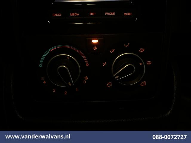 Peugeot BOXER 2.2 BlueHDi 141pk Bakwagen Laadklep Zijdeur Euro6 Airco | Camera | Cruisecontrol | 937kg laadvermogen Bijrijdersbank