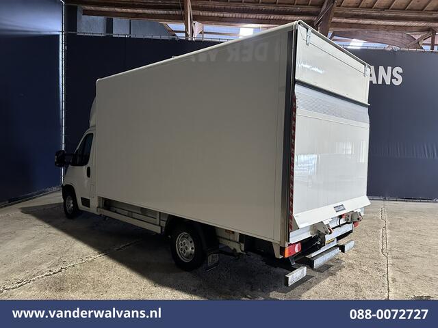 Peugeot BOXER 2.2 BlueHDi 141pk Bakwagen Laadklep Zijdeur Euro6 Airco | Camera | Cruisecontrol | 937kg laadvermogen Bijrijdersbank