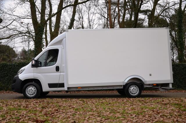 Peugeot BOXER 2.2 BlueHDi 165PK Bakwagen met lage vloer/Airco/Navi/Cr-Controle/Zij-Deur/Dak-Spoiler/Treeplank/Bijrijders bank