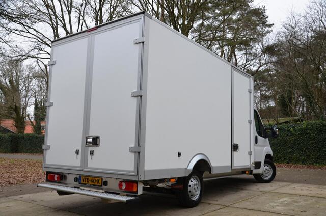 Peugeot BOXER 2.2 BlueHDi 165PK Bakwagen met lage vloer/Airco/Navi/Cr-Controle/Zij-Deur/Dak-Spoiler/Treeplank/Bijrijders bank