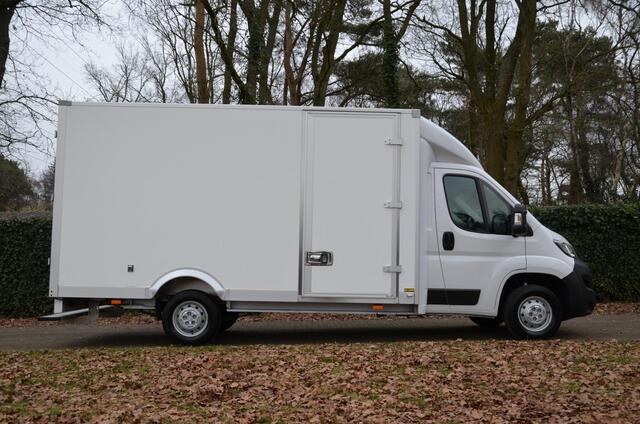 Peugeot BOXER 2.2 BlueHDi 165PK Bakwagen met lage vloer/Airco/Navi/Cr-Controle/Zij-Deur/Dak-Spoiler/Treeplank/Bijrijders bank