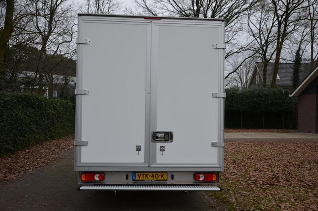 Peugeot BOXER 2.2 BlueHDi 165PK Bakwagen met lage vloer/Airco/Navi/Cr-Controle/Zij-Deur/Dak-Spoiler/Treeplank/Bijrijders bank
