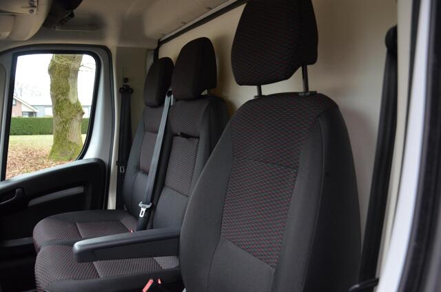 Peugeot BOXER 2.2 BlueHDi 165PK Bakwagen met lage vloer/Airco/Navi/Cr-Controle/Zij-Deur/Dak-Spoiler/Treeplank/Bijrijders bank
