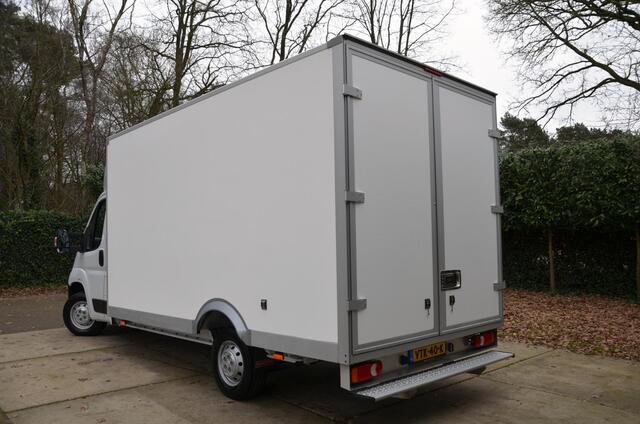 Peugeot BOXER 2.2 BlueHDi 165PK Bakwagen met lage vloer/Airco/Navi/Cr-Controle/Zij-Deur/Dak-Spoiler/Treeplank/Bijrijders bank