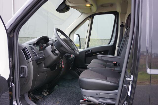 Peugeot BOXER 335 2.2 BlueHDi 165 L3H2 Asphalt |Topstaat |BPM vrij |Camera |Cruise |Navi |Airco |Trekhaak |Metallic |EURO6 |3500 KG |Parkeersensoren |Mooie camperbasis
