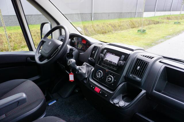Peugeot BOXER 335 2.2 BlueHDi 165 L3H2 Asphalt |Topstaat |BPM vrij |Camera |Cruise |Navi |Airco |Trekhaak |Metallic |EURO6 |3500 KG |Parkeersensoren |Mooie camperbasis