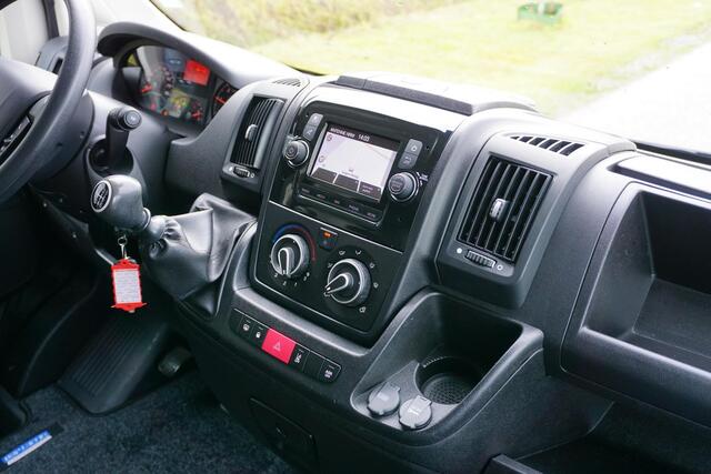 Peugeot BOXER 335 2.2 BlueHDi 165 L3H2 Asphalt |Topstaat |BPM vrij |Camera |Cruise |Navi |Airco |Trekhaak |Metallic |EURO6 |3500 KG |Parkeersensoren |Mooie camperbasis