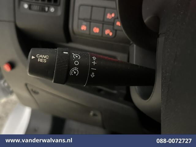 Peugeot BOXER 2.2 BlueHDi 141pk Bakwagen Laadklep Euro6 Airco | Cruisecontrol | 995kg laadvermogen Bijrijdersbank
