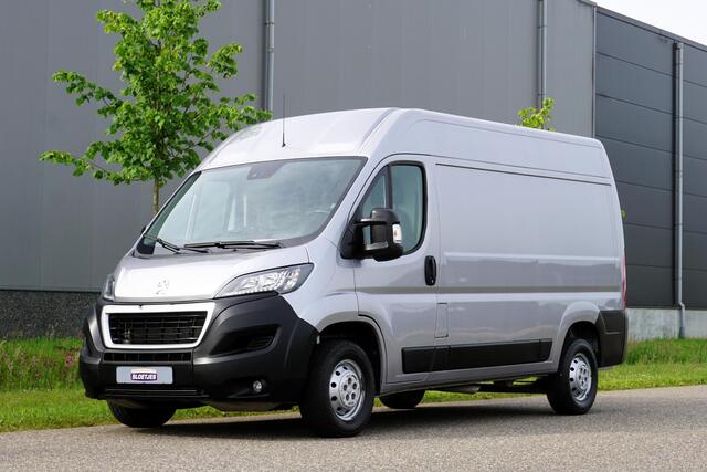 Peugeot BOXER 335 2.2 BlueHDi 140 L2H2 Premium in Topstaat |Metallic |Camera |Cruise |Navi |1 eigenaar |3500 KG |Mooie Camperbasis |BPM vrij |140 pk |EURO6D