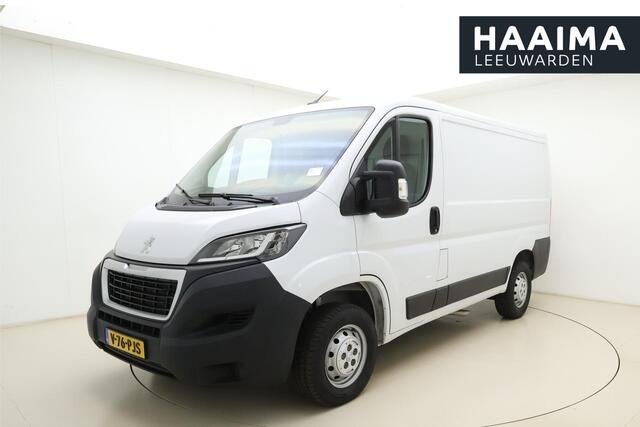 Peugeot BOXER 2.2 BlueHDi 120 L1H1 3.3t | Airco | In hoogte verstelbare zittingen | Parkeersensoren | Armsteunen | Centrale deurvergrendeling | Hill hold | Stuurbediening