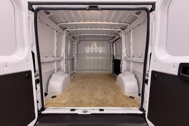 Peugeot BOXER 2.2 BlueHDi 120 L1H1 3.3t | Airco | In hoogte verstelbare zittingen | Parkeersensoren | Armsteunen | Centrale deurvergrendeling | Hill hold | Stuurbediening