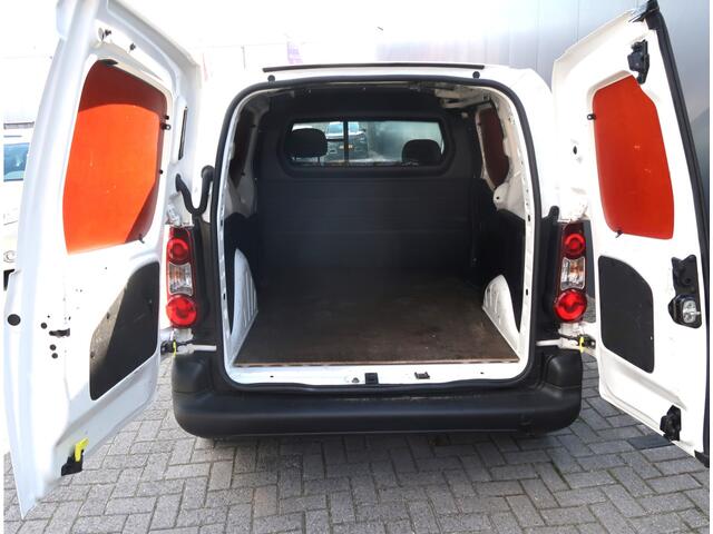 Peugeot PARTNER 1.6 Blue HDi Diesel 75 Pk Lengte 1. Airco * * Zijschuifdeur Rechts * Laadruimte Betimmert * Scheidingswand met Ruit * Kilometer Autopas Aanwezig * Vingerhoets; Vierde Generatie Eersteklas Service !
