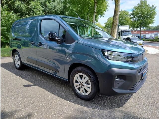 Peugeot PARTNER e-Partner L2 50 kWh 136pk AUTOMAAT | 3-zits | Adaptieve cruise control | Climate control | Multimedia | NAVI | Apple Carplay | Android Auto | Surround View | Achteruitrijcamera | Parkeersensoren rondom | Dode hoek detectie | Lederen stuurwiel | 16 inch li