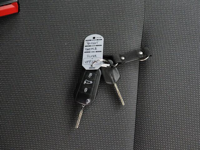 Peugeot PARTNER 1.5BlueHDI 130PK Automaat Premium | Navigatie | 3-Persoons | Trekhaak | Airco | Cruise