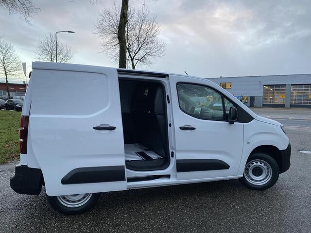 Peugeot PARTNER e-Partner L1 50 kWh 136pk | 8 jaar garantie | NAVI | Multimedia | Apple Carplay | Android Auto | Achteruitrijcamera | Parkeersensoren voor en achter | Dode hoek detectie | Surround view | Licht- en regensensor | Mistlampen | Stuurwielbediening | Digital c