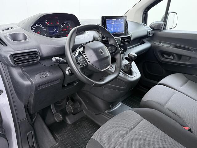 Peugeot PARTNER T 111PK BENZINE 3-Peroons Apple Carplay Android Auto Navi Airco Cruise Control Pdc DAB Regen-Lichtsensor Premium Euro 6 Betonplex Vloer Schuifdeur Achterdeuren Geen Gezeur met Millieuzones! Zeer compleet! Marge auto, dus er komt GEEN BTW bij !