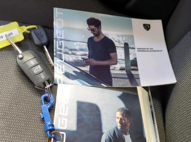 Peugeot PARTNER 1.2 Benzine 111PK Euro6 Premium / Airco / Navigatie / Cruise-ctr. / Schuifdeur + Raam / Radio multimedia