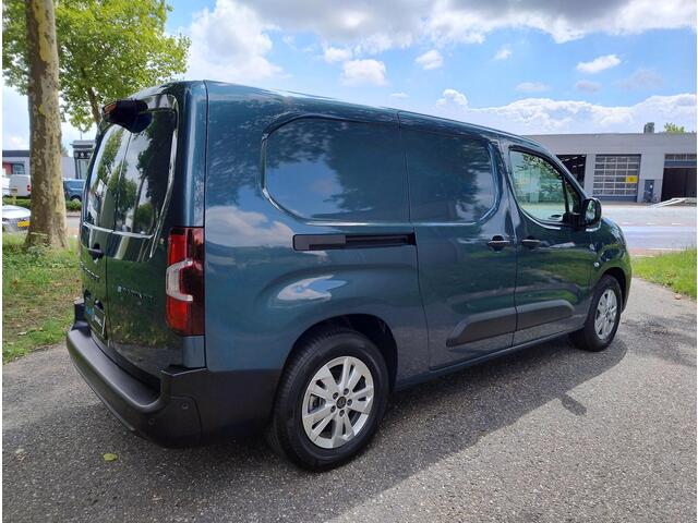 Peugeot PARTNER e-Partner L2 50 kWh 136pk | 8 jaar garantie | 0% financial lease | 3-zits | Houten afwerking laadruimte | Exterieur Pakket | 16 inch lichtmetalen velgen | Keyless Entry | Climate Control | Multimedia | Draadloze Apple Carplay en Android Auto | NAVI | Park