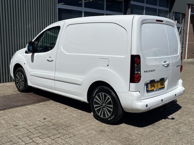 Peugeot PARTNER 120 1.6 BlueHDi Airco Cruise controle Trekhaak 1250kg trekgewicht 3-Peroons Parkeerhulp achter Schuifdeur Kastinrichting Euro 6 Bpm vrij voor particulier gebruik!!