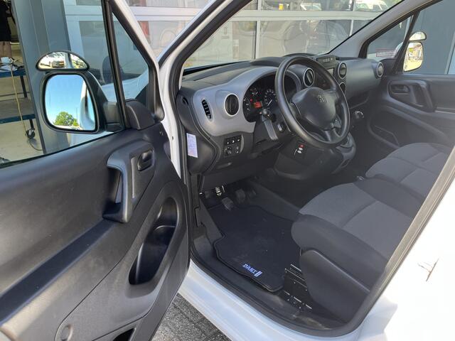 Peugeot PARTNER 120 1.6 BlueHDi Airco Cruise controle Trekhaak 1250kg trekgewicht 3-Peroons Parkeerhulp achter Schuifdeur Kastinrichting Euro 6 Bpm vrij voor particulier gebruik!!