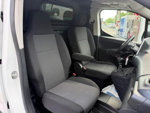 Peugeot PARTNER 1.2 PureTech Premium AIRCO I NAVI I PDC I APPLE CARPLAY I ANDROID AUTO I 1e EIGENAAQR I COMPLETE ONDERHOUDSHISTORIE