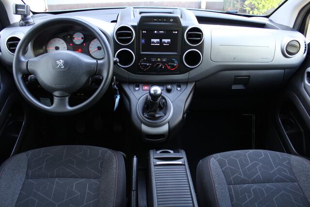 Peugeot PARTNER TEPEE 1.2 PureTech Active | Parkeersensoren V/A | Achteruitrijcamera | Cruise controle | Radio | Elektrische ramen V | Trekhaak | Airco | Navigatie |