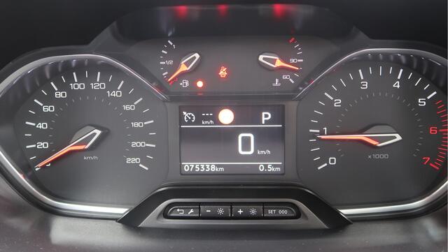 Peugeot Rifter 130 Pk Benzine * AUTOMAAT * Hele Luxe Allure * * Panoramadak * Spotify en Navigatie via Android Auto / Apple Car Play * Achteruitrij Parkeer Camera * Voor en Achter Sensoren * Climate & Cruise Control * Vingerhoets; Vierde Generatie Eersteklas Service !