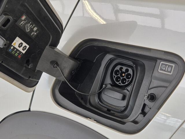 Peugeot e-2008 EV GT Pack 50 kWh | Achteruitrijcamera | Navigatie | Stoelverwarming | Keyless Entry | Lederen Bekleding | Apple Carplay/Android Auto |