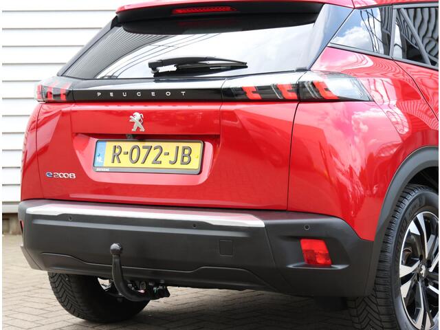 Peugeot e-2008 EV Allure Pack 50 kWh | AppleCarPlay/AndroidAuto | Camera | Climate Control | Navigatie | Cruise Control | Stoelverwarming | FULL LED | LMV | Privacy Glass | Trekhaak |