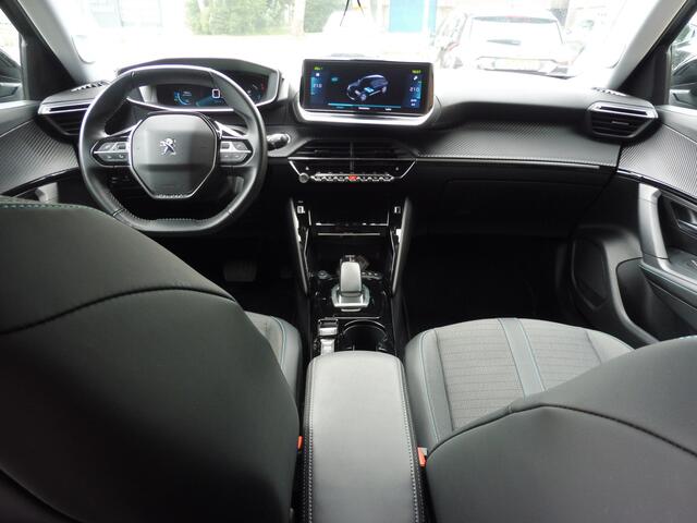 Peugeot e-2008 EV Blue Lease Allure 50 kWh 3FASE Camera | DAB | LMV 17" | Stof/leer | LED | Navi | NL auto | Géén afleverkosten