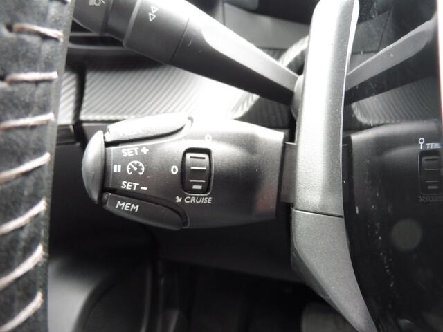 Peugeot e-2008 EV Blue Lease Allure 50 kWh 3FASE Camera | DAB | LMV 17" | Stof/leer | LED | Navi | NL auto | Géén afleverkosten
