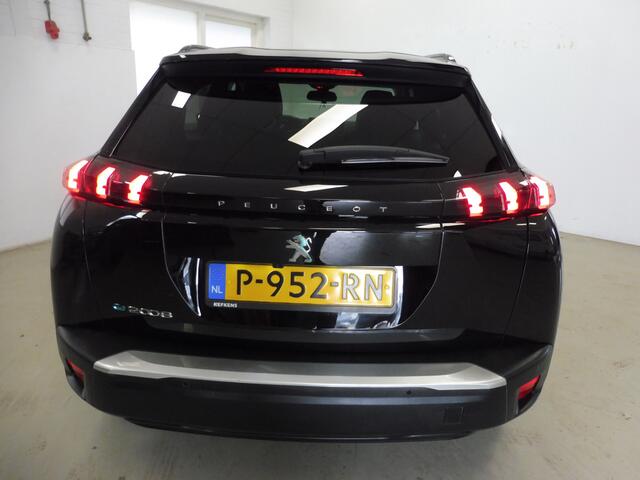 Peugeot e-2008 EV Blue Lease Allure 50 kWh 3FASE Camera | DAB | LMV 17" | Stof/leer | LED | Navi | NL auto | Géén afleverkosten
