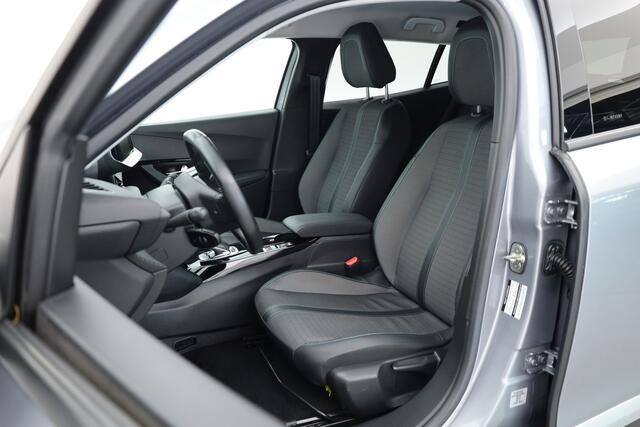 Peugeot e-2008 EV Allure 50 kWh | Apple CarPlay & Android Auto | All seasons | Clima | Cruise