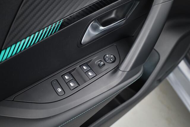 Peugeot e-2008 EV Allure 50 kWh | Apple CarPlay & Android Auto | All seasons | Clima | Cruise
