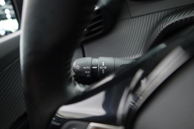 Peugeot e-2008 EV Allure 50 kWh | Apple CarPlay & Android Auto | All seasons | Clima | Cruise