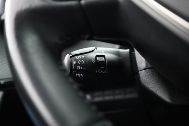 Peugeot e-2008 EV Allure 50 kWh | Apple CarPlay & Android Auto | All seasons | Clima | Cruise