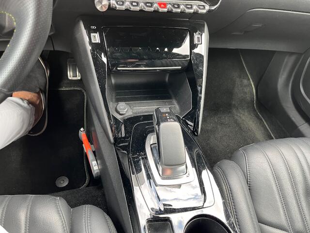 Peugeot e-2008 EV GT 50 kWh / Full option! / Panoramadak / Camera / Leder / Virtual Cockpit / Navigatie / Keyless / Cruise Control / Dodehoek detectie