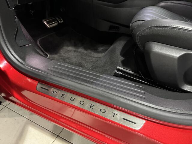 Peugeot e-2008 EV GT 50 kWh fantastische GT uitvoering, heel veel opties | Alcantara bekleding | Cruise Control | Parkeersensoren | Apple Carplay/Android Auto | Keyless | Achteruitrijcamera | Full map navigatie | Dodehoek detectie |