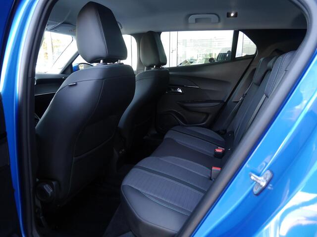 Peugeot e-2008 EV Allure 50 kWh | Stoelverwarming | Lichtmetalen velgen | Parkeersensoren | Cruise control | Climate control | Keyless entry & start | Navigatie | Led