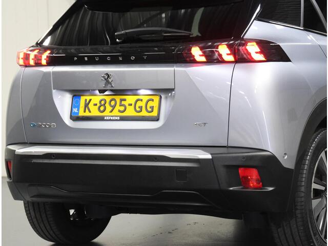 Peugeot e-2008 GT 50kWh 136PK | 1ste eigenaar | 3 FASE | AppleCarplay/Android Auto | Accurapport 91% | Schuifkanteldak | Alcantara/LEER | 18"LMV | Camera | AUTOMAAT | Keyless | Adaptive Cruise Control | Climate Control | Camera | FULL LED | Two-Tone | Sfeerverlichting |