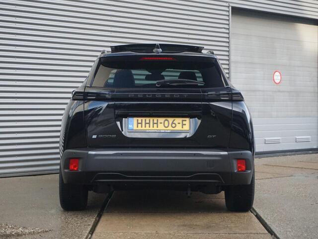 Peugeot e-2008 EV GT 54 kWh | Panorama schuifdak dak | Warmtepomp | Gripcontrol | All seasonbanden |